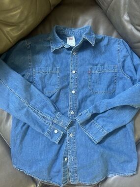 ✨Flash Sale✨Levi’s Denim Button Down